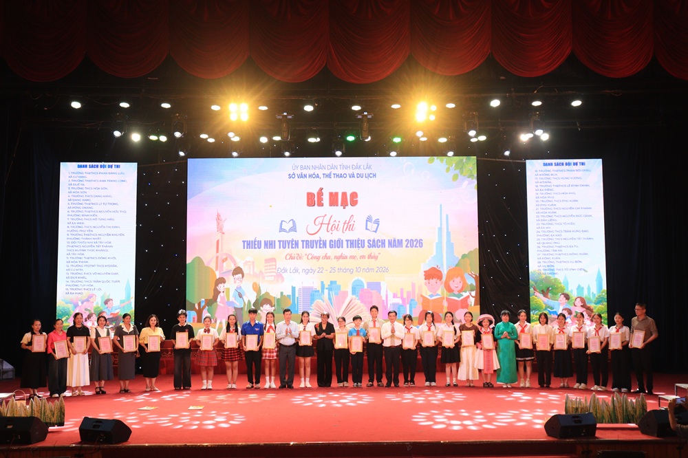 Ban Tổ chức trao chứng nhận cho các đơn vị tham gia Hội thi